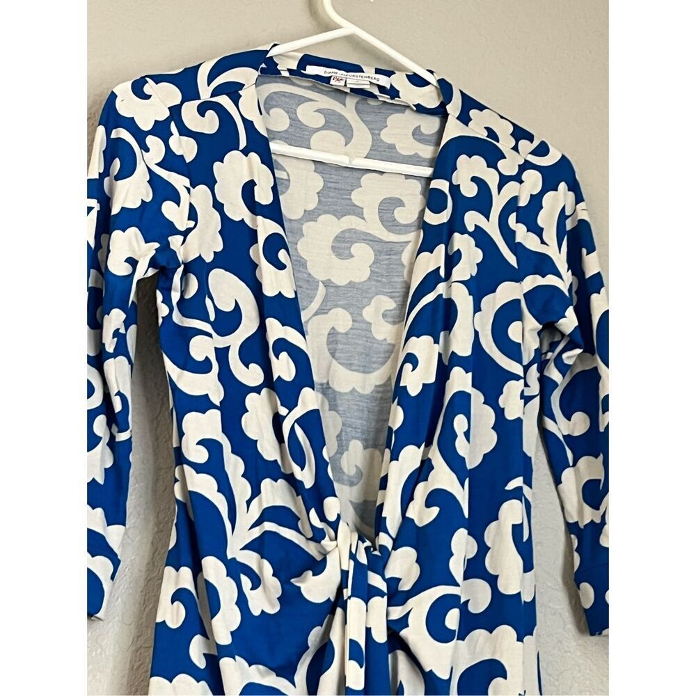 DIANE VON FURSTENBERG BLUE & OFF WHITE PRINT 100% SILK WRAP DRESS SIZE 8 - Picture 3 of 6